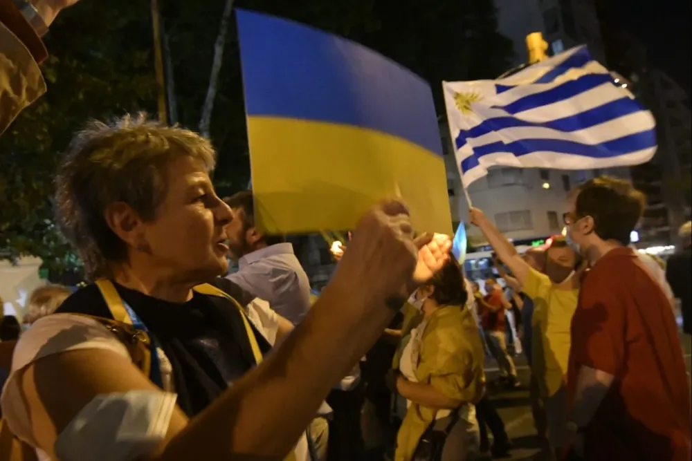 Decenas de personas se manifiestan frente a la embajada de Rusia en rechazo a la invasión de Ucrania
