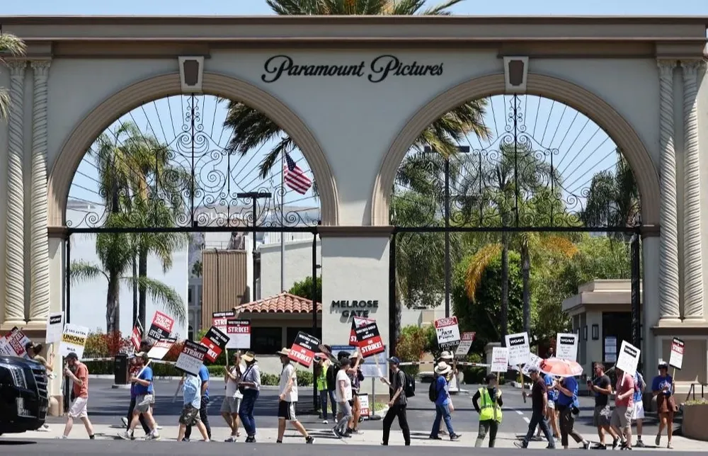 Los guionistas mantienen una huelga en las afueras de los estudios