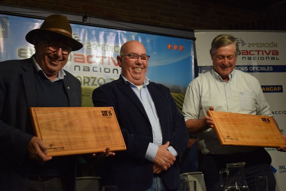Expoactiva Nacional: el presidente de la ARS, Jorge Andrés Rodríguez, entregó obsequios a Alfredo Fratti y a Guillermo Besozzi.