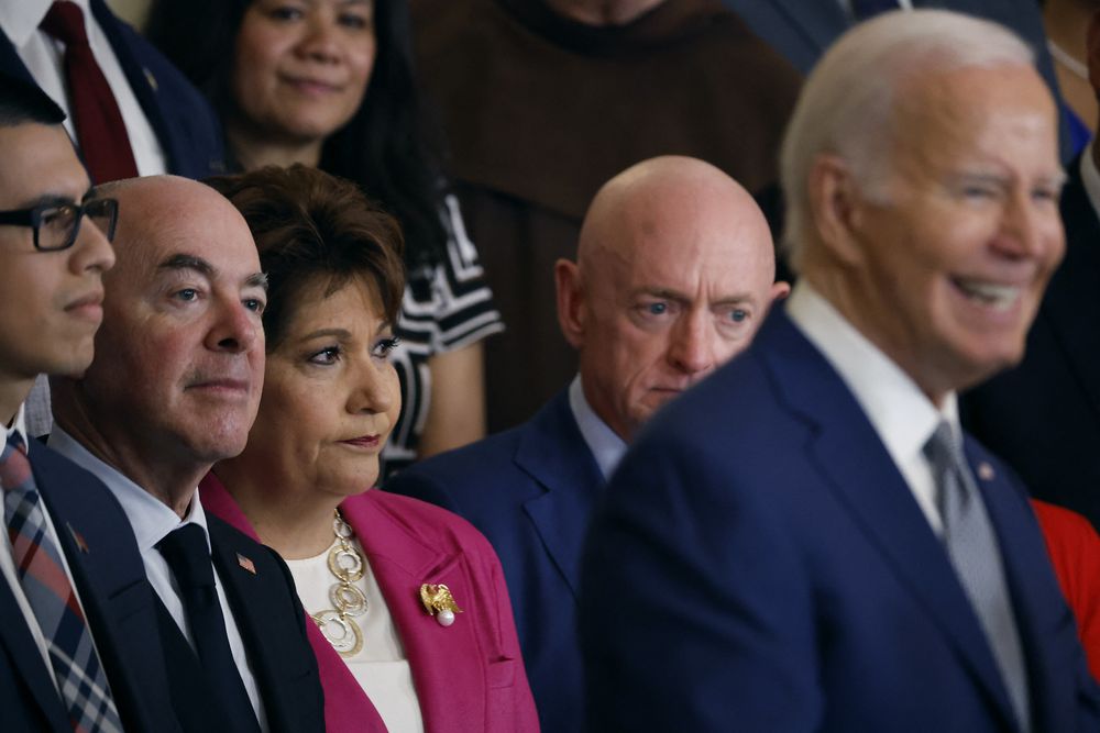 Biden, junto a un grupo de Dreamers y el secretario de Seguridad Alejandro Mayorkas