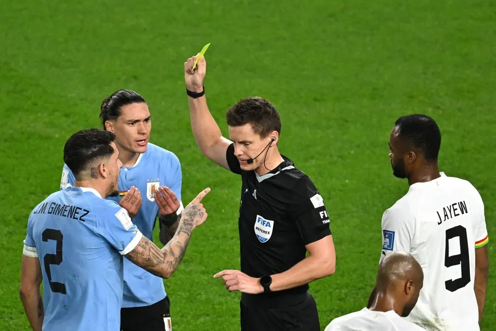 Siebert le muestra la primera amarilla a Uruguay ante Ghana