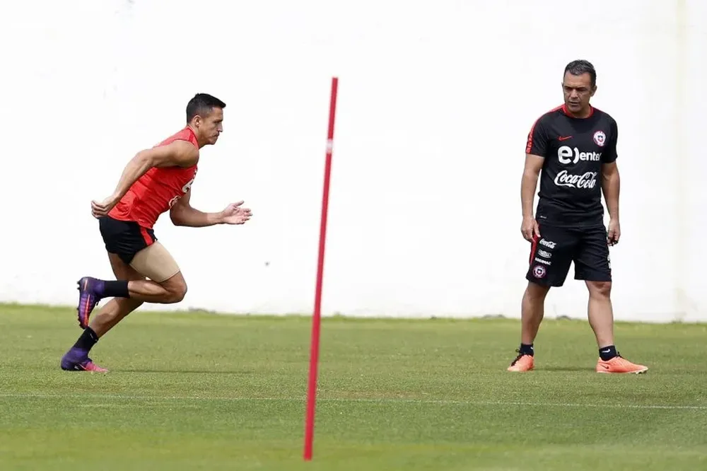 Alexis Sánchez entrenó con un vendaje este domingo