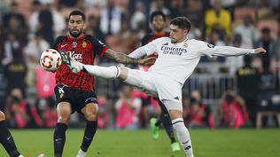 Federico Valverde de Real Madrid ante Omar Mascarell de Mallorca