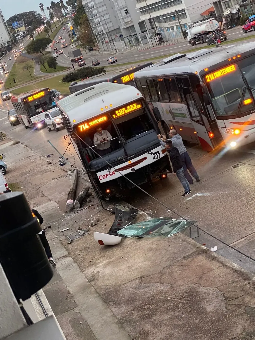 Un ómnibus de la línea 714 tiró un poste eléctrico en Av. Italia