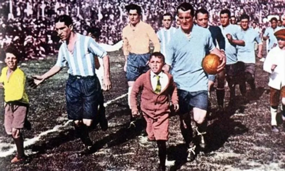 Ingreso de las selecciones de Argentina y Uruguay para disputar la final de 1930