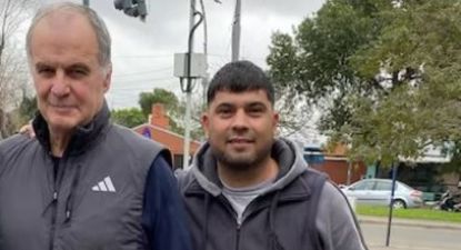 Marcelo Bielsa y el hincha de Newells Old Boys al que le firmó un autógrafo en el brazo