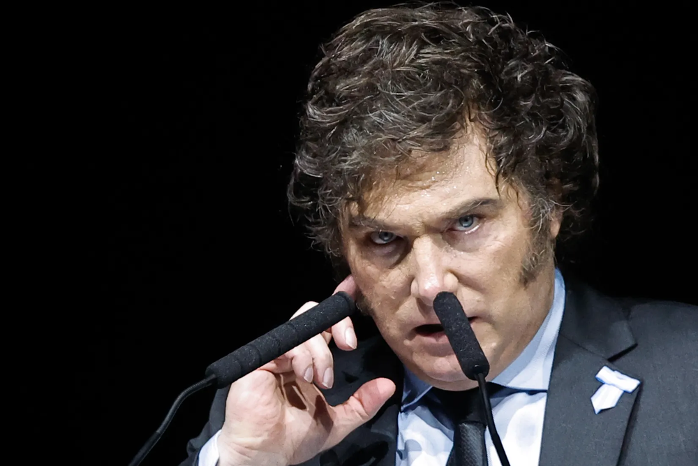 Argentina solía albergar 300 firmas españolas. Hoy queda aproximadamente la mitad. La tendencia de desinversión de España da una pauta de que ese éxodo seguirá su curso. En el stock de IED de España, América latina representa el 30%. El país de más peso es México, con 10%. Argentina quedó reducida a menos del 2%.