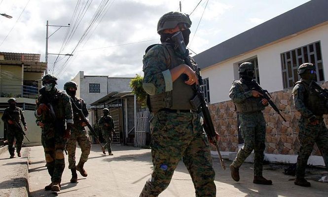 En esta imagen de archivo aparecen miembros de las Fuerzas Armadas de Ecuador patrullando calles de la localidad de Manta.