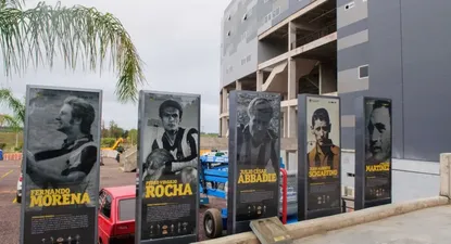 El Paseo de las Glorias en las afueras del estadio con los pies de Morena y Abbadie en el hormigón