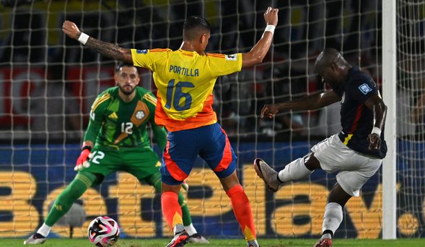 Enner Valencia convierte el gol del triunfo