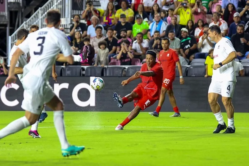 Godín mirá a Ronaldinho