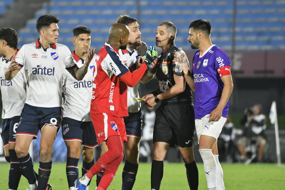 Luis Mejía (¿capitan de Nacional en 2025?) le protesta al árbitro Hernán Heras Luis Mejía (¿capitan de Nacional en 2025?) le protesta al árbitro Hernán Heras