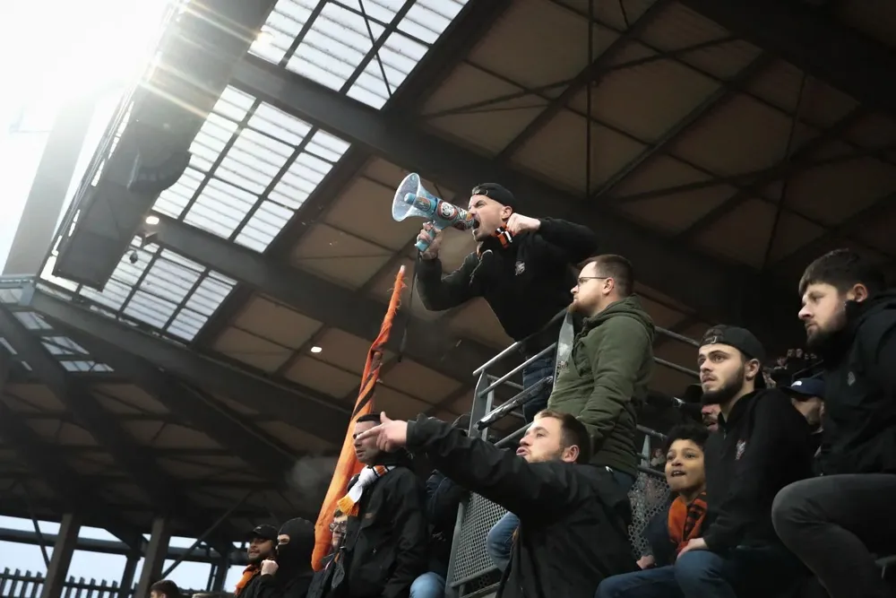 Barra de Lorient en la cancha megáfono en mano