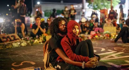 las protestas se intensificaron en estados unidos y nueva york extendio el toque de queda
