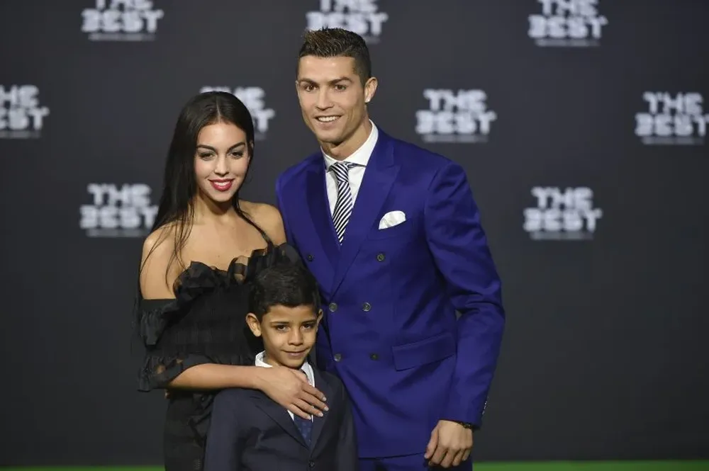 Cristiano junto a su esposa y su hijo
