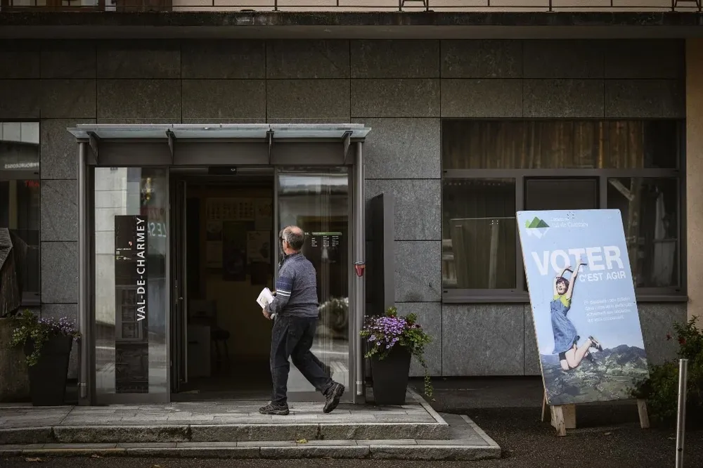 Se renuevan los 200 diputados de su Consejo Nacional, la Cámara Baja, y los 46 senadores del Consejo de Estados, la Cámara Alta.