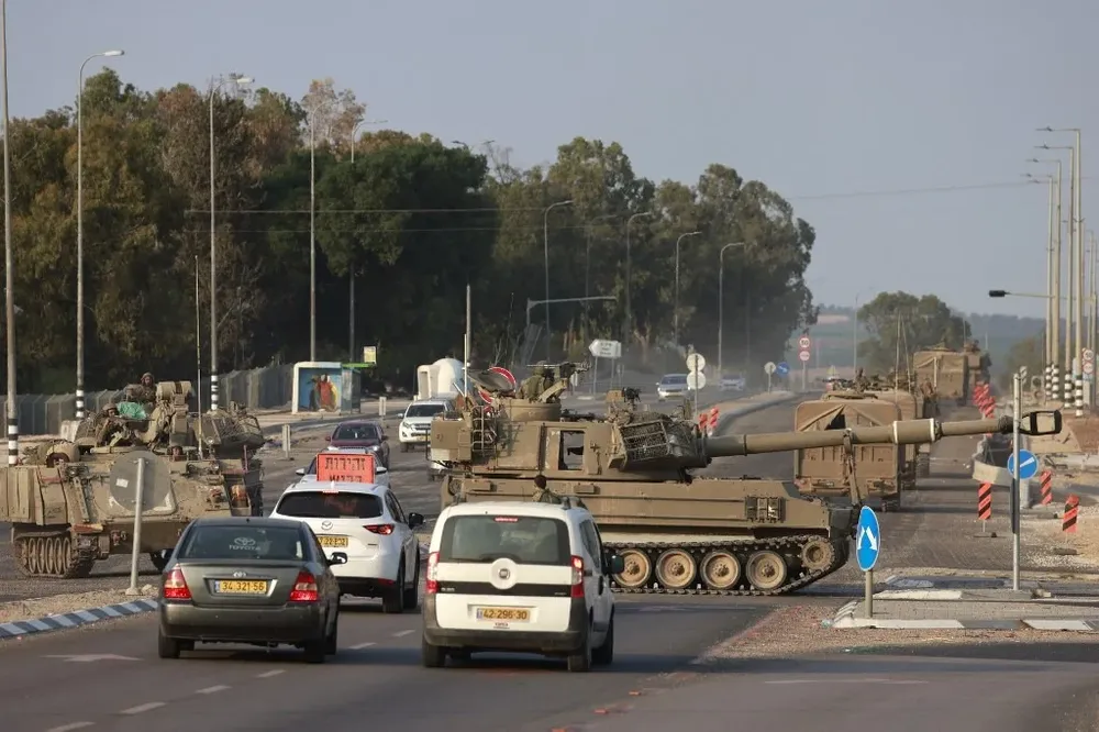 Tanques israelíes cruzan una avenida de la ciudad de Sderot para tomar posición.