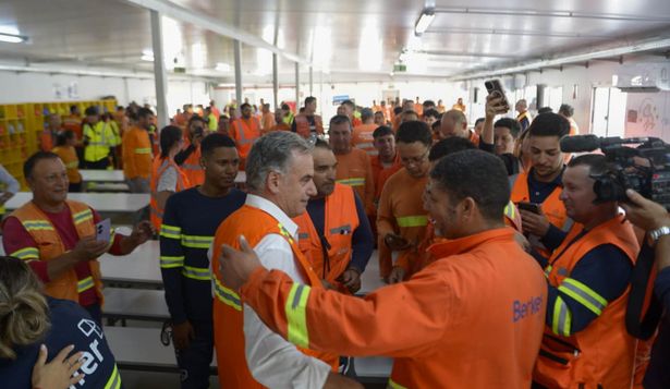 Yamandú Orsi en visita a las obras del centro de datos de Google en Canelones