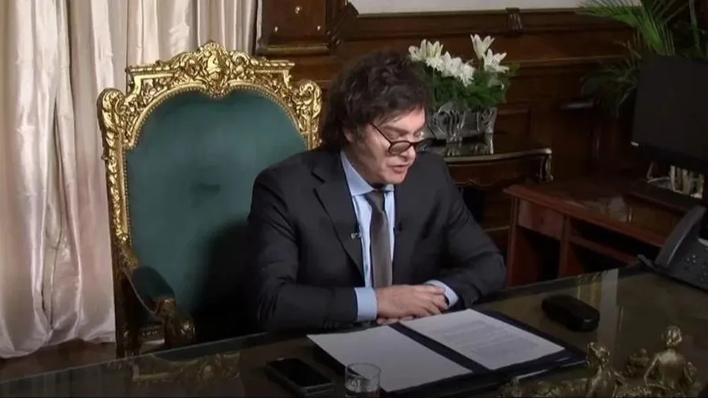 La oposición busca limitar el uso de los DNU