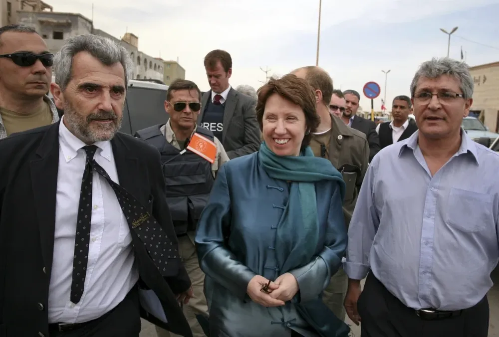 Catherine Ashton, Agostino Miozzo yFathi Baja visitan la plaza junto al Palacio de Justicia en Bengasi, Libia