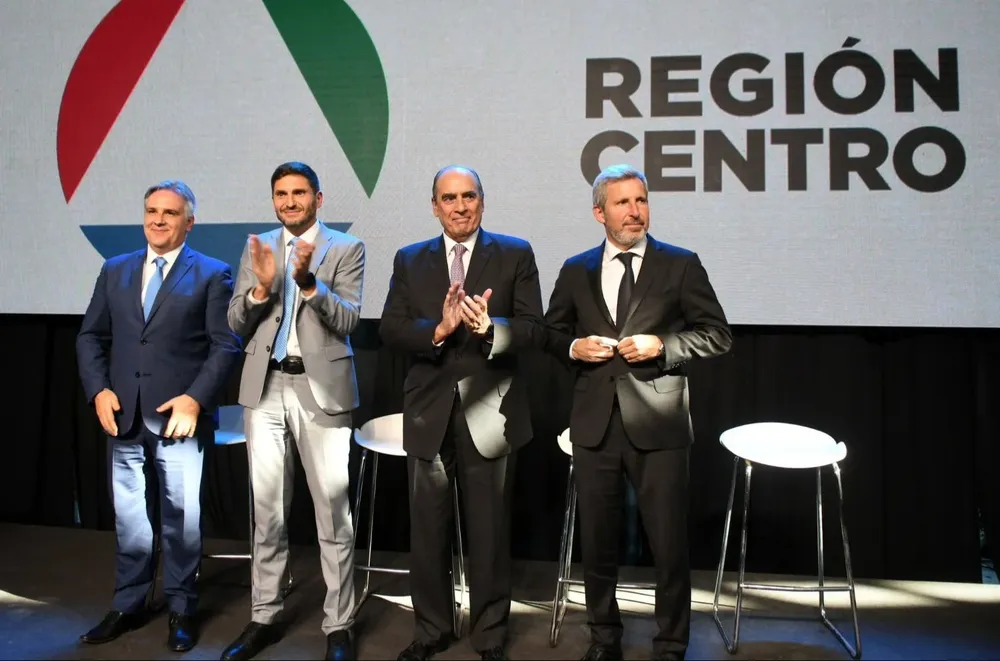 Los gobernadores de la Región Centro, Maximiliano Pullaro (Santa Fe), Rogelio Frigerio (Entre Ríos) y Martín Llaryora (Córdoba) junto al ministro del Interior, Guillermo Francos.