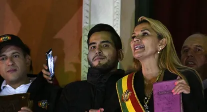 senadora anez se proclama presidenta de bolivia; evo morales lo tilda de golpe