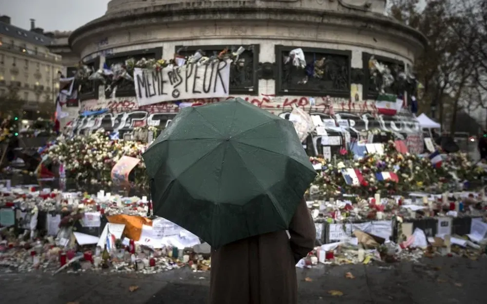 Archivo 2015 - Santuario improvisado en homenaje a las víctimas de los atentados en Francia