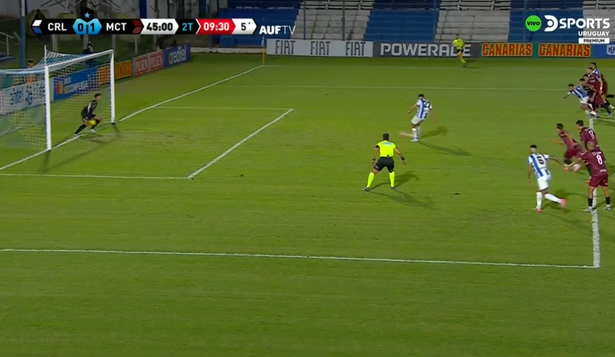 Segundos antes de la incidencia que terminó con el penal anulado para Cerro Largo