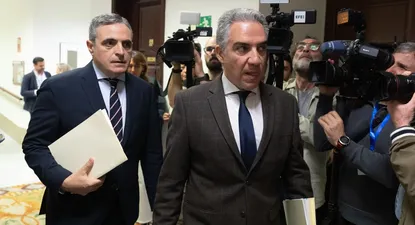 El diputado del PP Elías Bendodo (d) a su llegada a la mesa de la Comisión de Investigación por el ‘caso Koldo’.