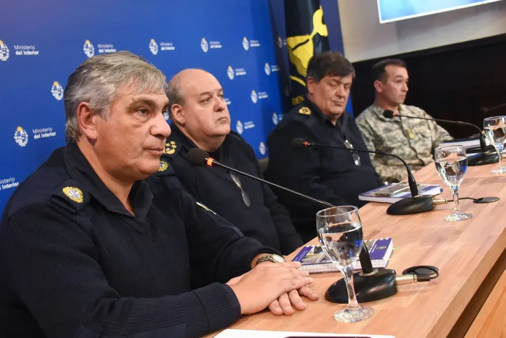 El jefe de Policía de Montevideo, Mario DElía, Héctor Ferreira, Jorge Berriel y César Tourn