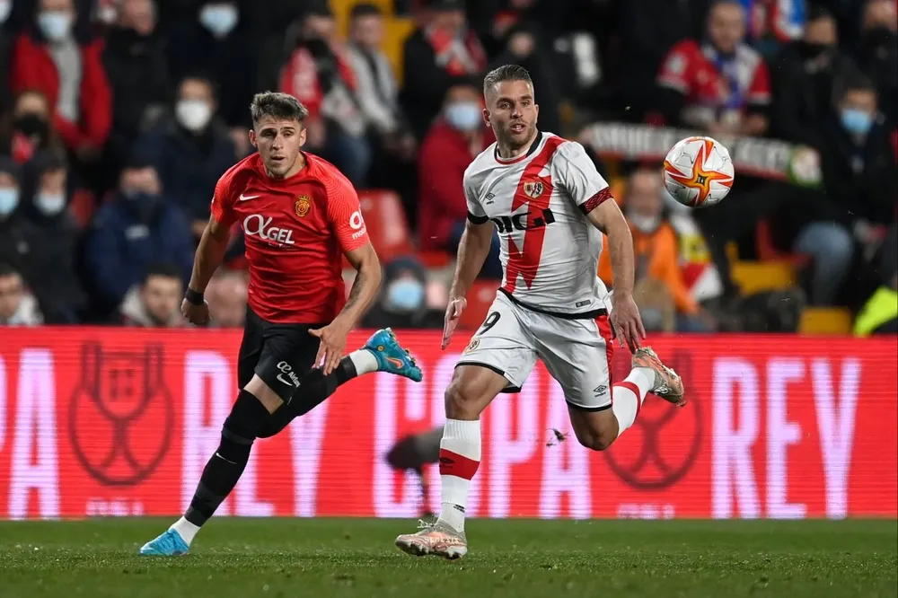 Giovanni al ataque custodiado por el portugués Rodrigues