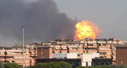 panico en roma: 45 heridos tras una violenta explosion de un camion cisterna en una gasolinera