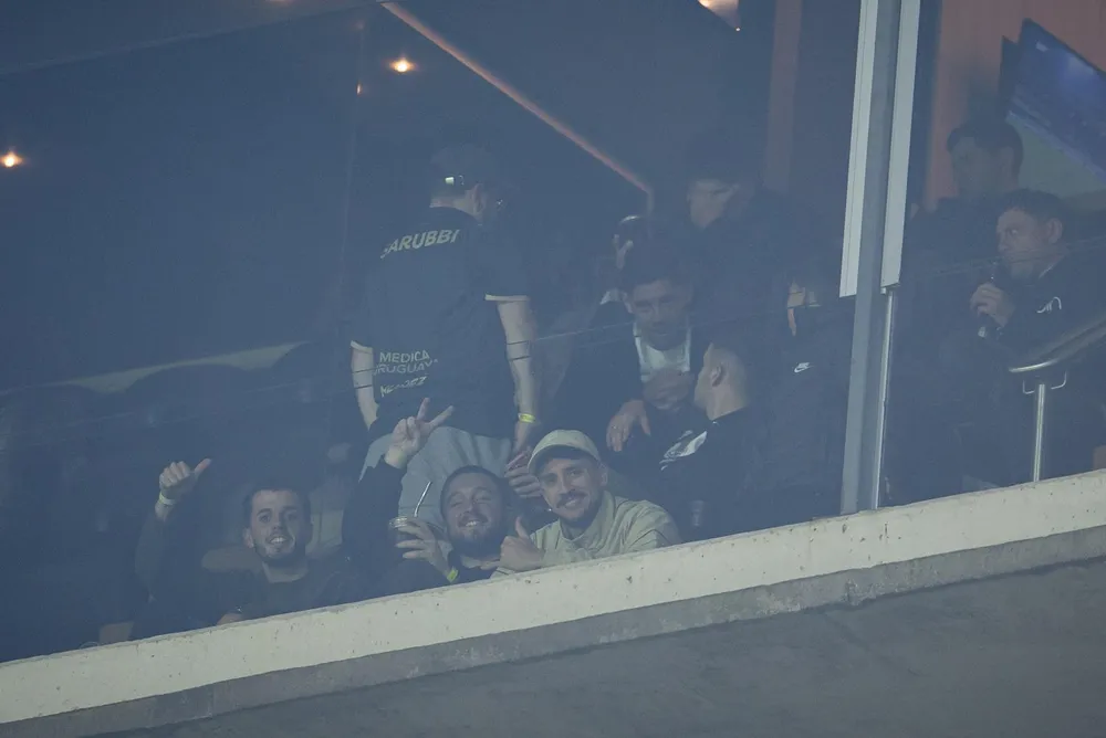 Federico Valverde y Joaquín Piquerez compartieron palco y vieron a Peñarol ante Central Español por el Torneo Intermedio
