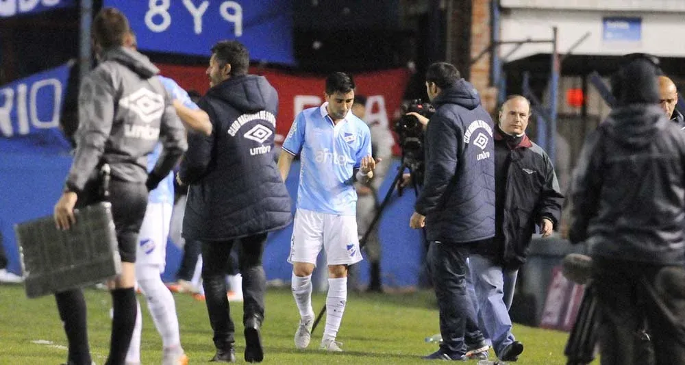 El momento en que Fucile es retirado por la sanidad. D. Battiste
