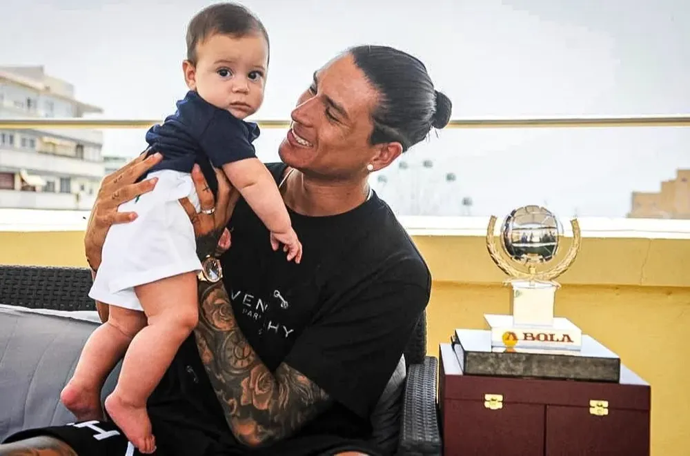 Darwin Núñez con su hijo y el premio de A Bola