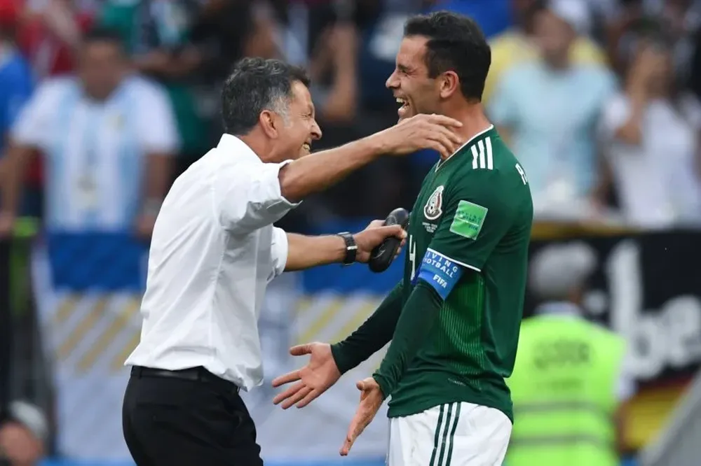 Osorio celebra con Rafa Márquez