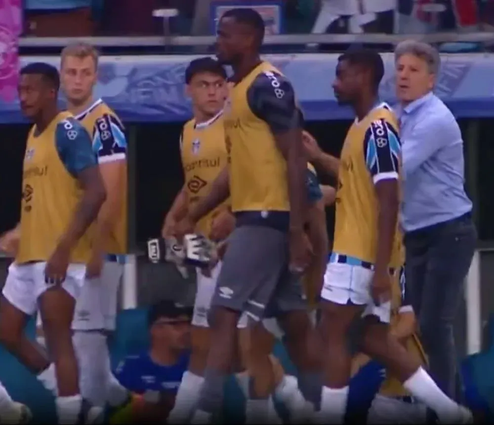 Renato Gaúcho retiró a todos los suplentes hacia el vestuario sobre el final del partido y allí estaba Felipe Carballo