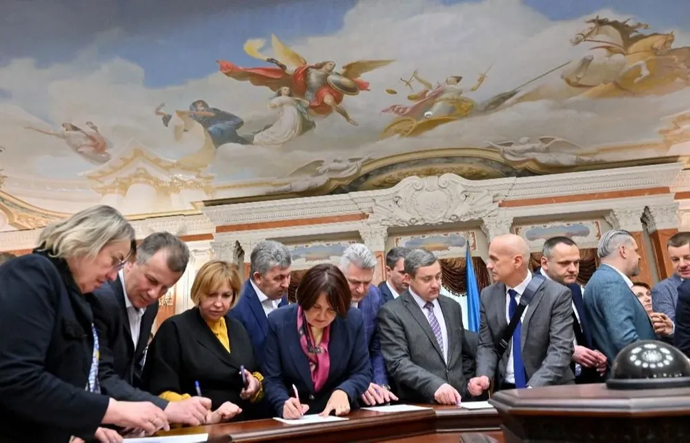 Los miembros de la Suprema Corte de Justicia ucraniana firman el procesamiento de su presidente, Vsevolod Kniazev