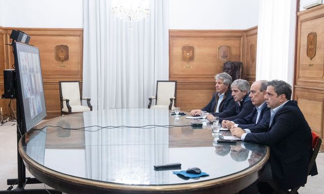 Francos y Caputo buscan apoyo de los gobernadores al plan dólares del colchón