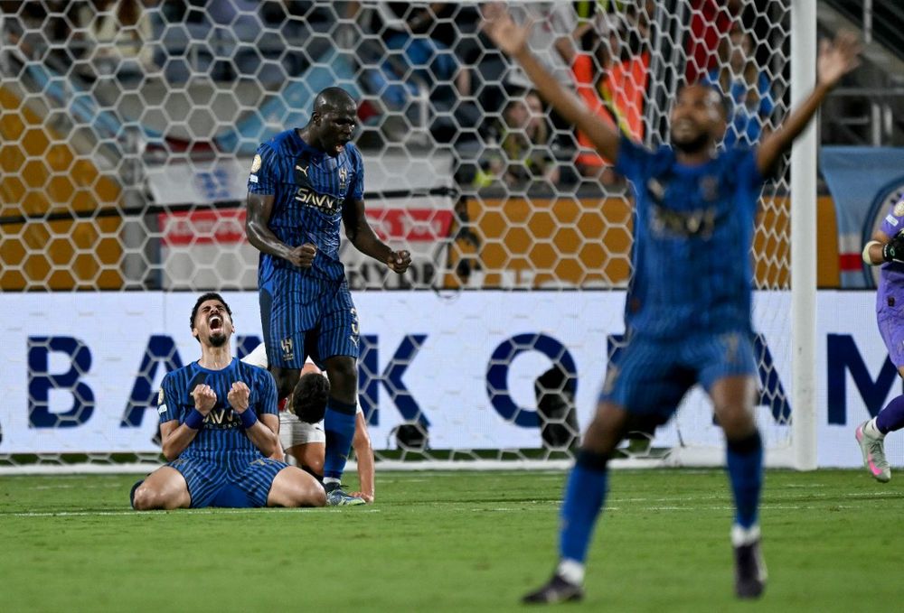 Ali Lajami y Kalidou Koulibaly festejan el histórico triunfo de Al Hilal