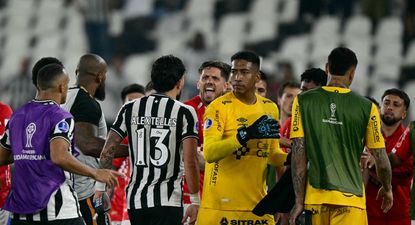 El uruguayo Maxi Amondarain, el capitán de Cienciano, en medio de los tumultos