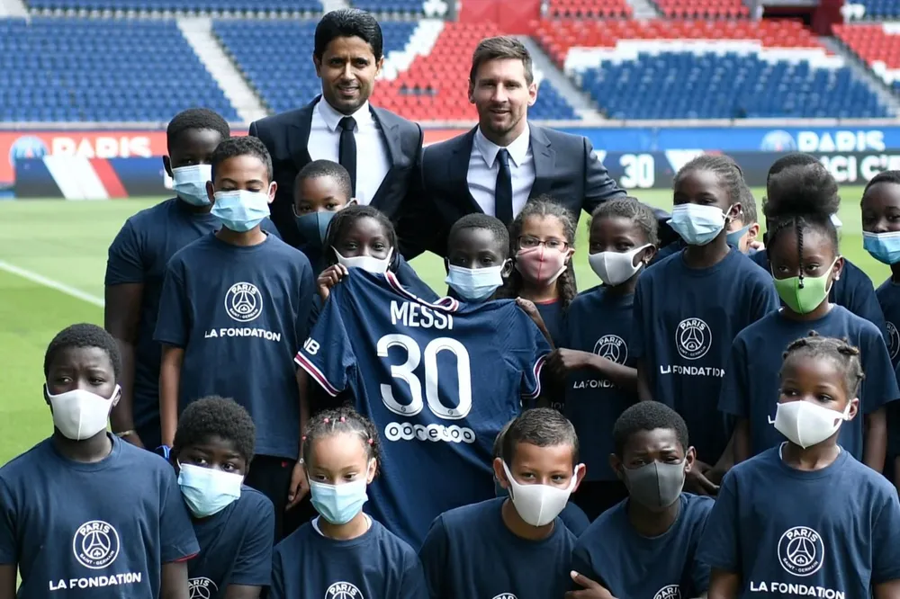 Nasser Al Khelaifi y Messi en su presentación