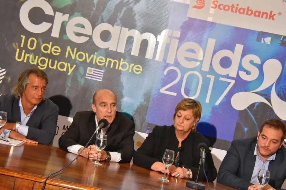 El productor Atín Martínez, el intendente Daniel Martínez, la ministra de turismo Liliam Kechichian y el prosecretario municipal Christian Di Candia en el lanzamiento de la fiesta Creamfields