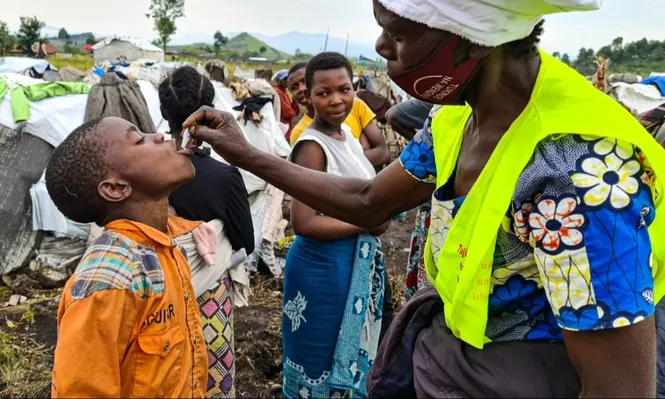 La gran cantidad de casos obligó a la Organización Mundial de la Salud a abandonar la habitual aplicación oral de dos dosis por una sola, que tiene un período de inmunidad menor.