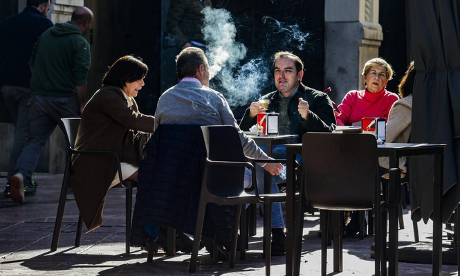 Buscan prohibir fumar en terrazas de bares entre otros espacios públicos.