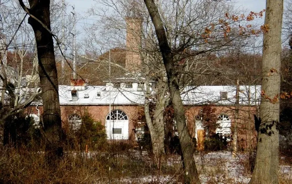 El exterior del edificio abandonado que alguna vez fue sede del laboratorio de Tesla