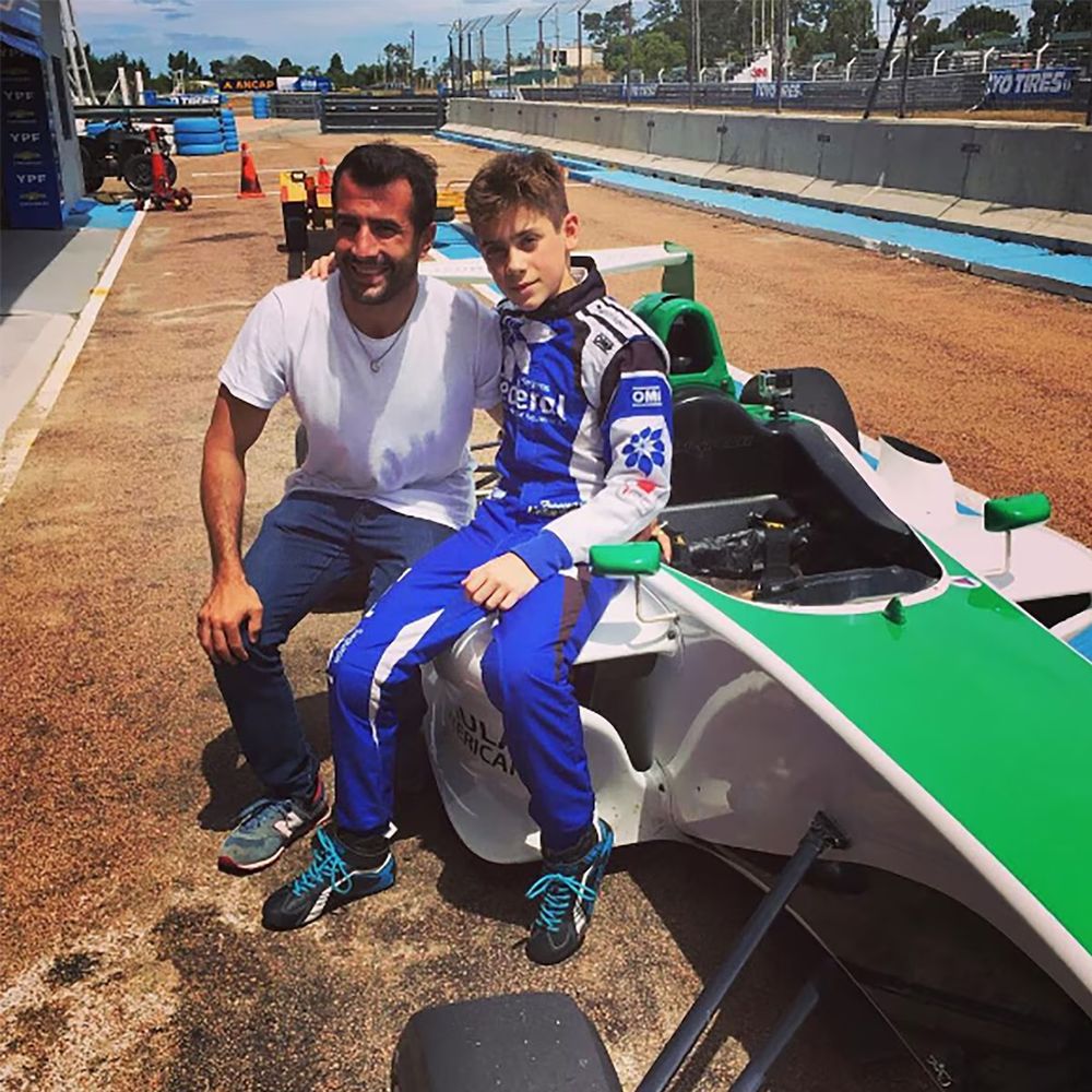 Franco Colapinto junto a su allegado en Bahía Blanca, cuando el corredor era niño.