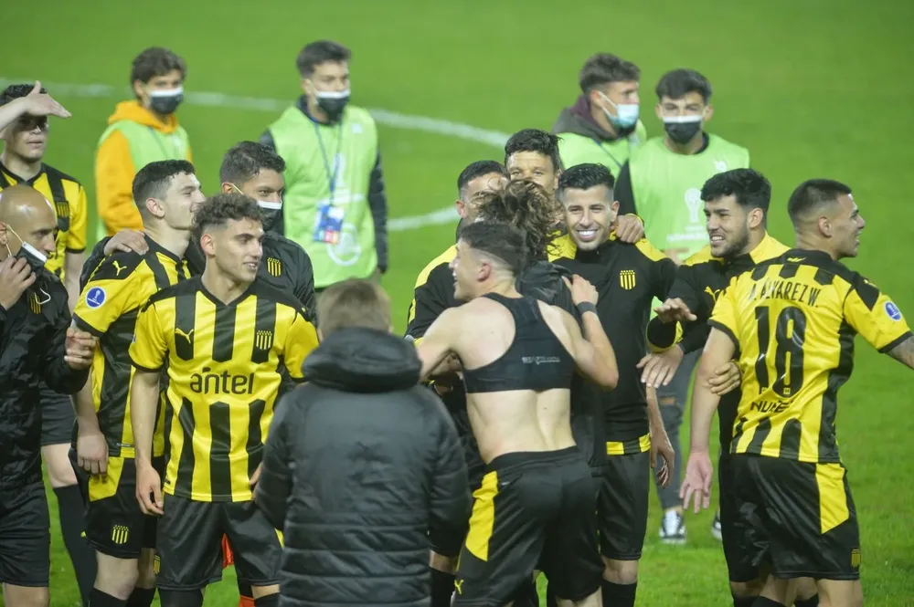 Peñarol se apronta para jugar este domingo ante Sud América y si lo vence, superará a Nacional en la tabla