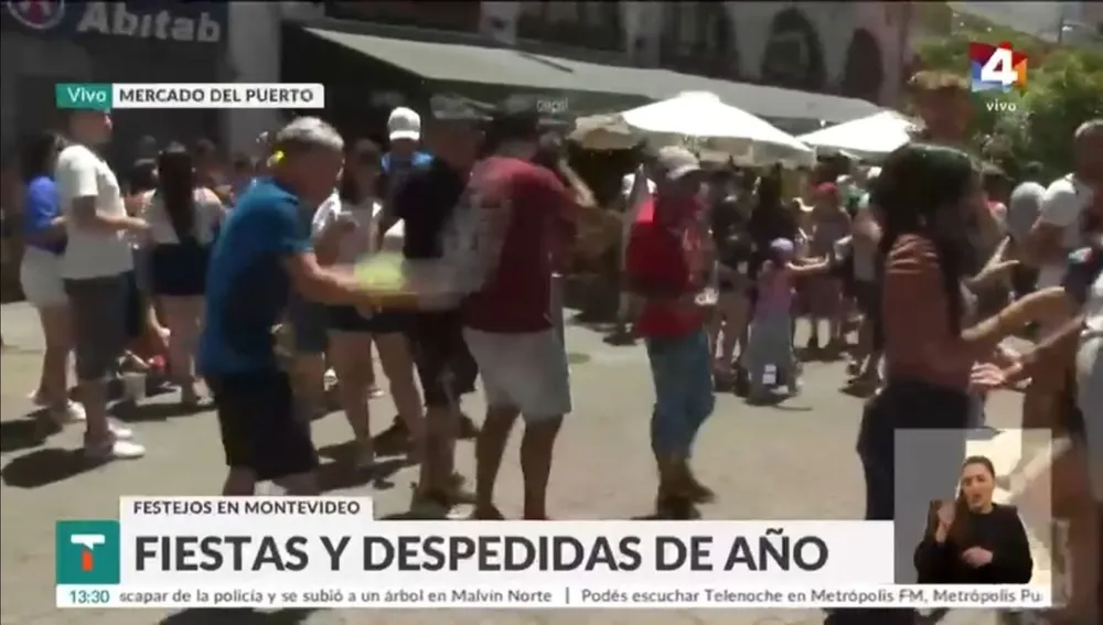 Un joven moja a Yuliana Cartagena, periodista de Canal 4, en medio de su móvil en vivo en Ciudad Vieja