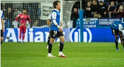 Facundo Pellistri en el momento de salir de la cancha defendiendo a Alavés y aplaudido por su público